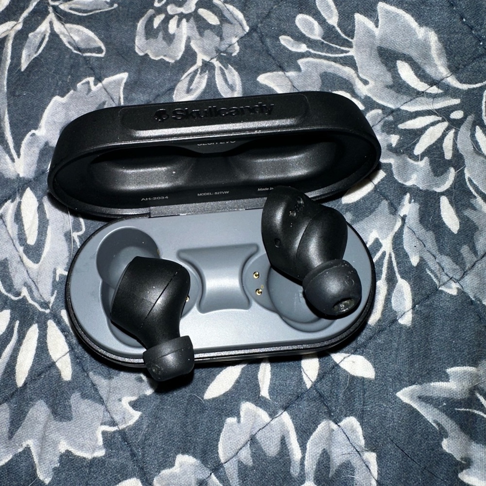 Skullcandy earbuds - Picture 2 of 8